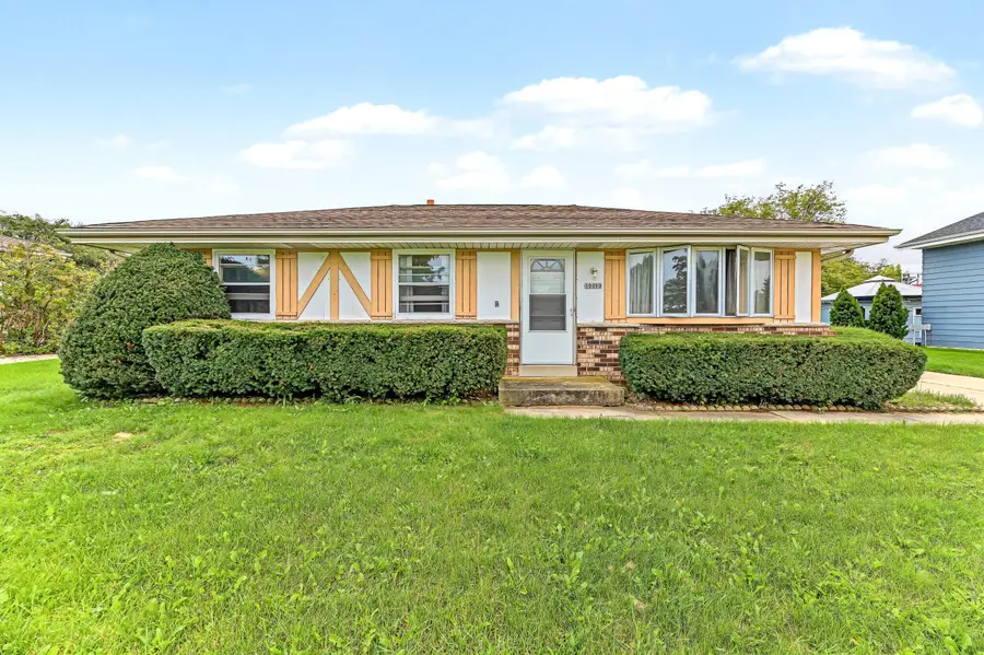 10090 S Oak Ln, Oak Creek, WI 53154 - #2