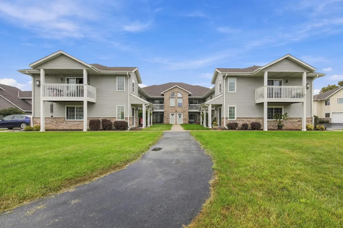 W197N17002 Stonewall Dr, Jackson, WI 53037 - #1