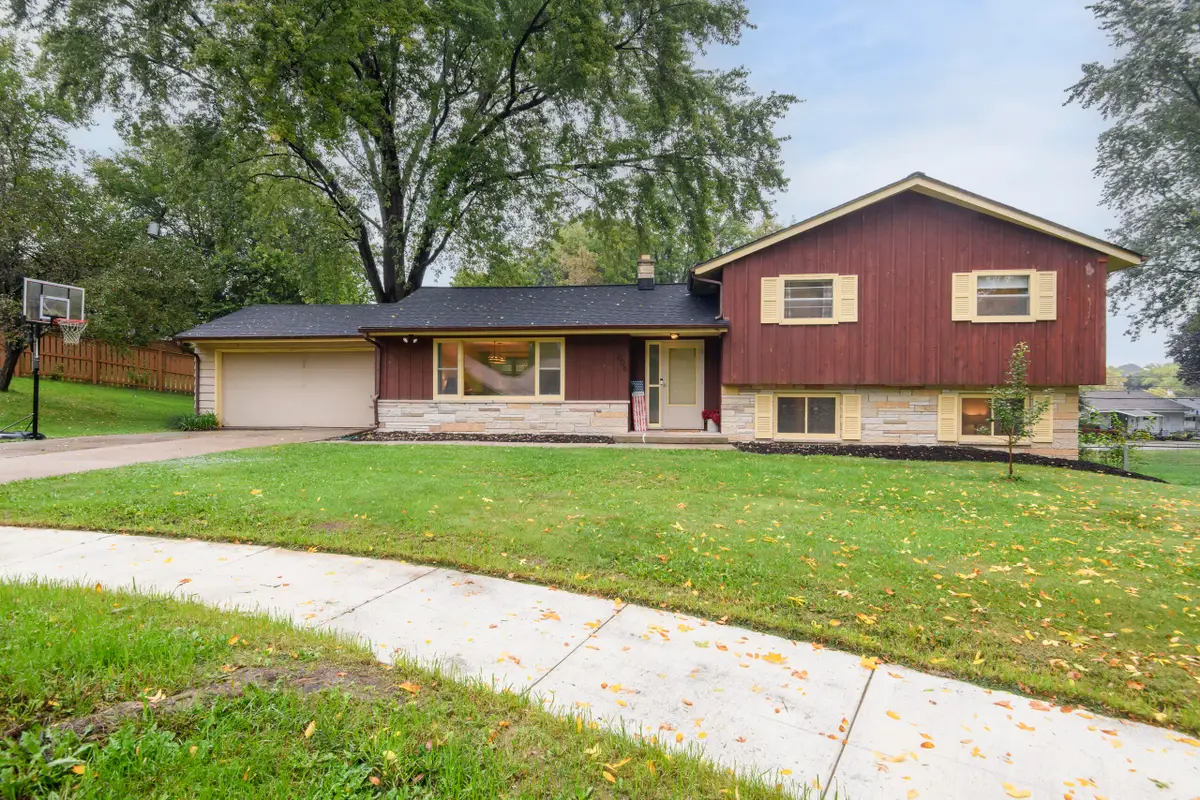 606 Lee Ct, Waukesha, WI 53186 - #1