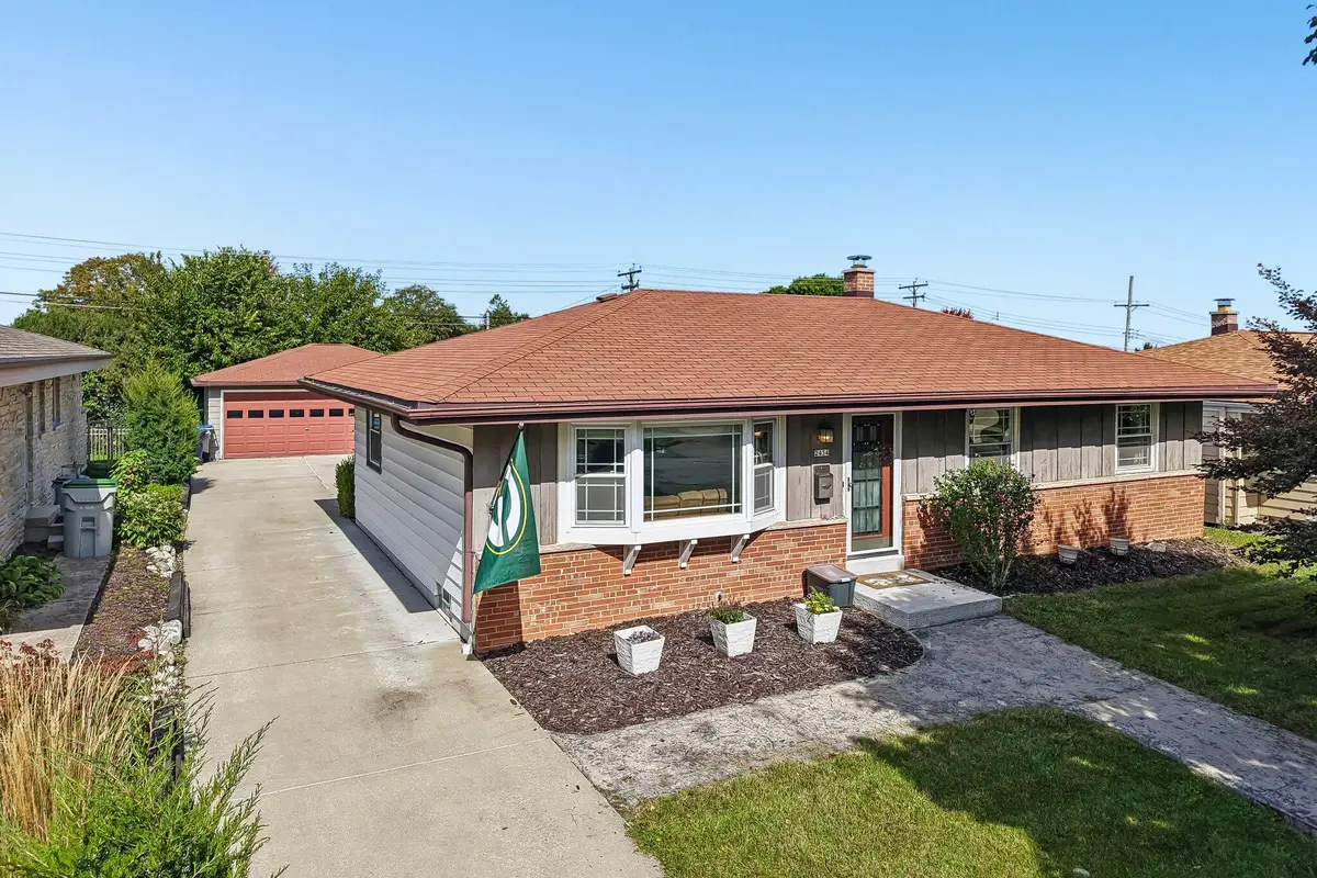 2434 W Edgerton Ave, Milwaukee, WI 53221 - #1