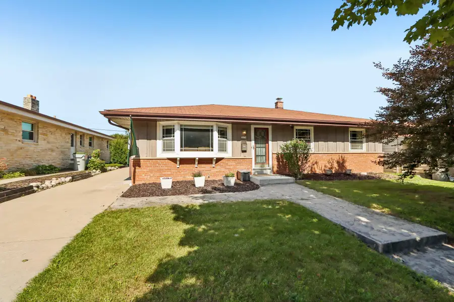 2434 W Edgerton Ave, Milwaukee, WI 53221 - #2