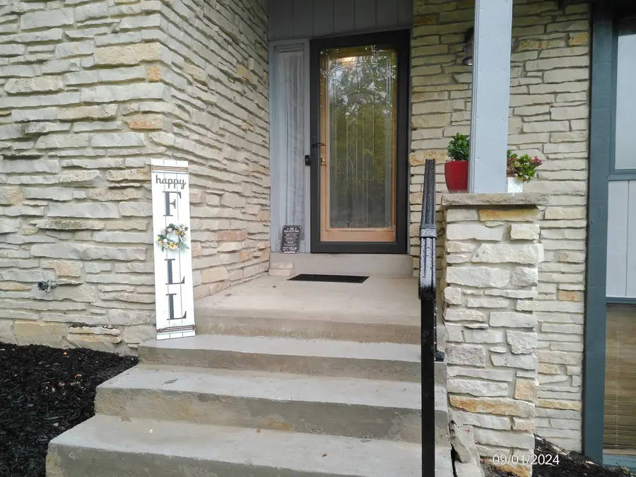 2116 Harris Highland Dr, Waukesha, WI 53188 - #3