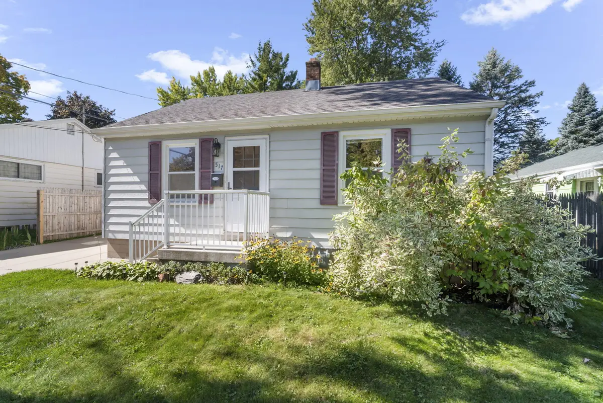 517 Cedar St, Hartford, WI 53027 - #1