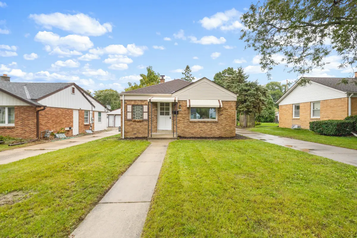 2736 S 52nd Pl, Milwaukee, WI 53219 - #1