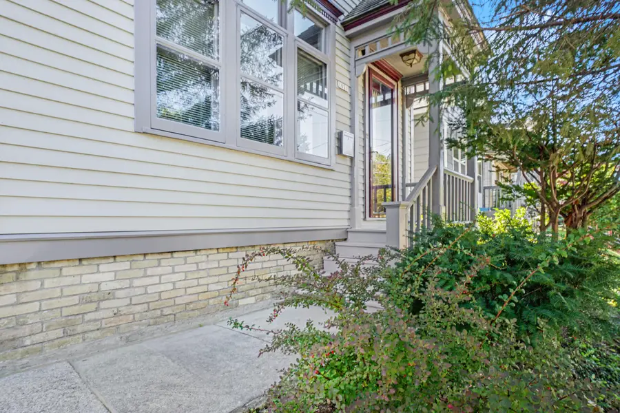 1021 E Pearson St, Milwaukee, WI 53202 - #3