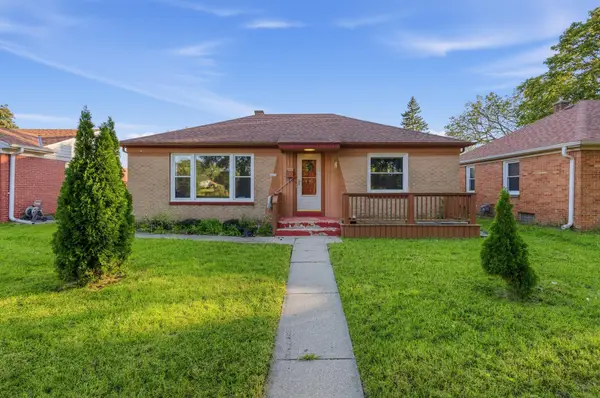 5425 W Lincoln Creek Dr, Milwaukee, WI 53218