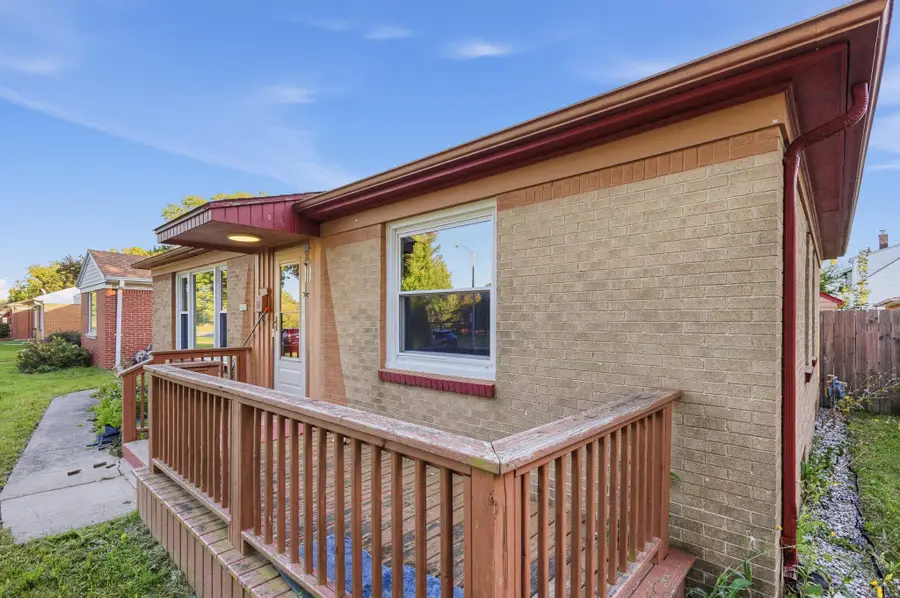 5425 W Lincoln Creek Dr, Milwaukee, WI 53218 - #3