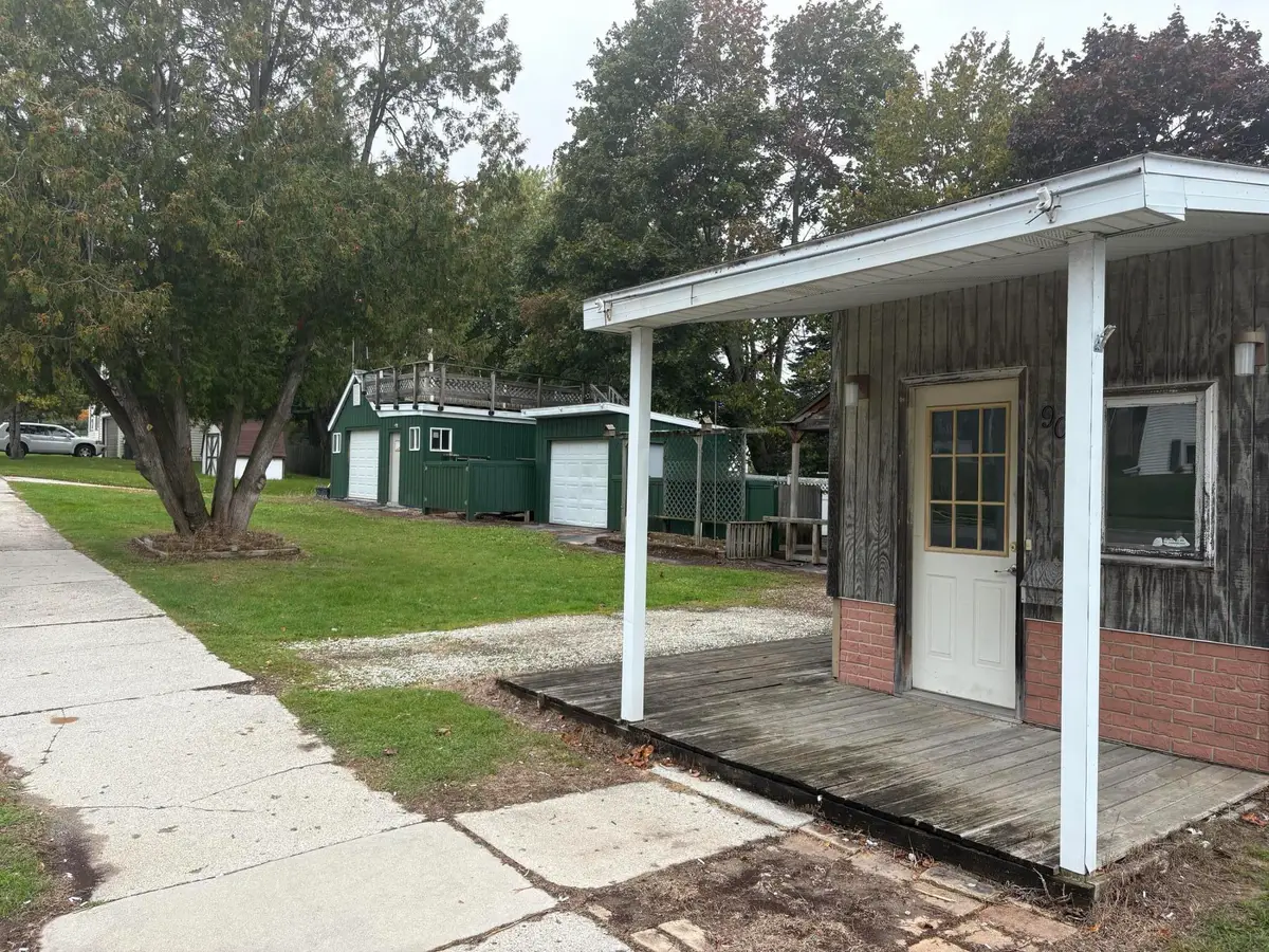 904 Dewey St, Manitowoc, WI 54220 - #1