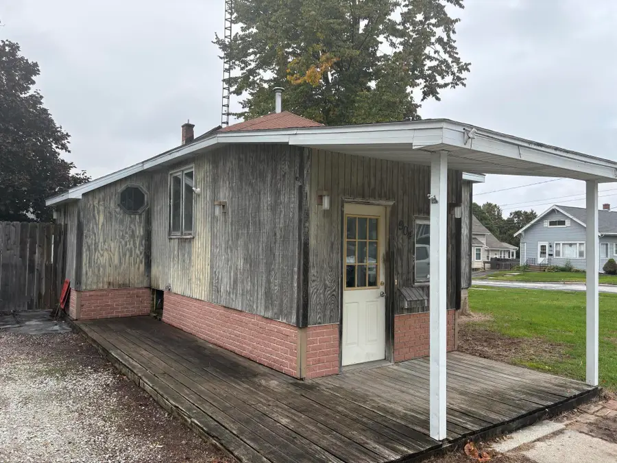 904 Dewey St, Manitowoc, WI 54220 - #3