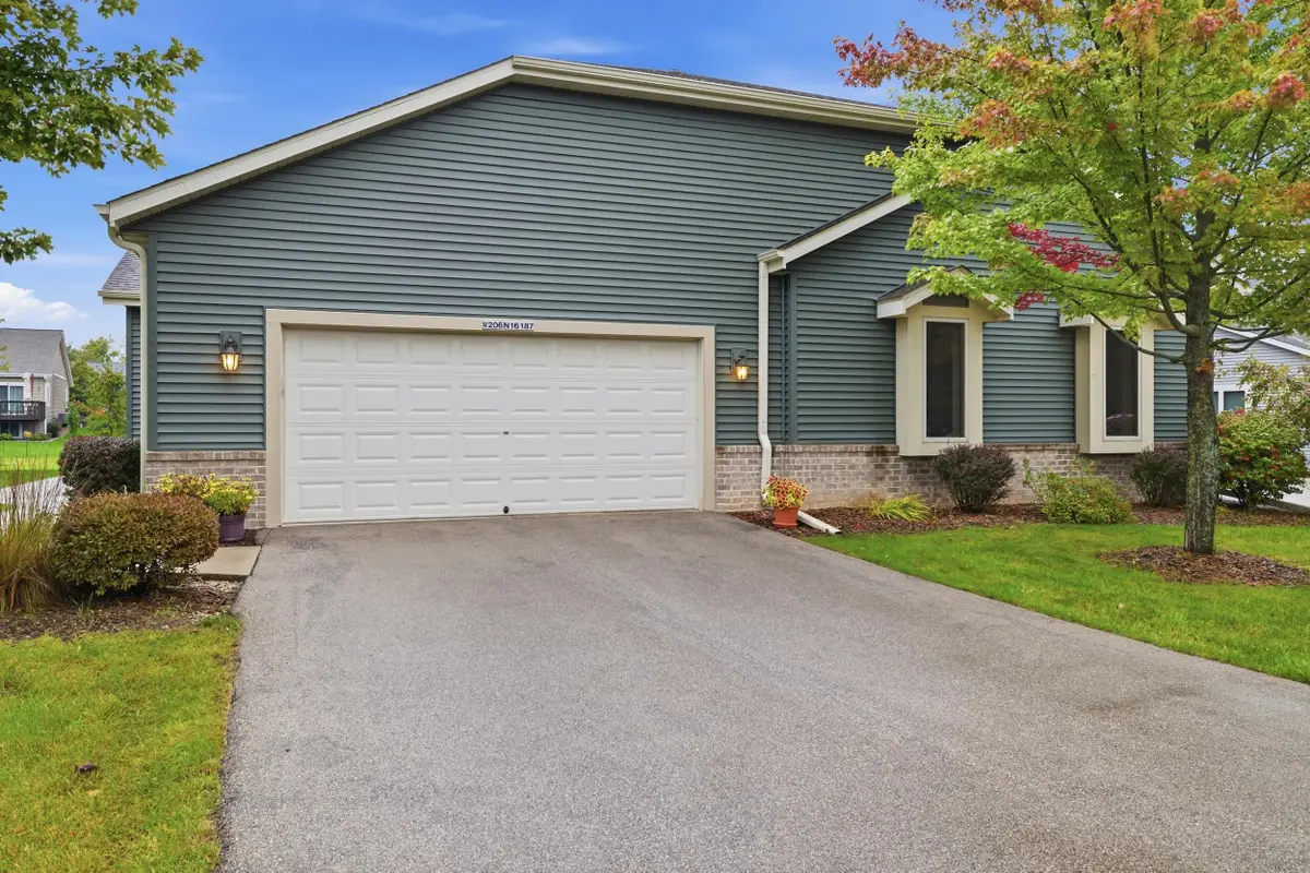 W206N16187 Stonebrook Dr, Jackson, WI 53037 - #1