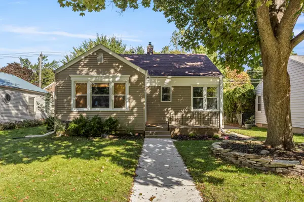 112 E Henry Clay St, Whitefish Bay, WI 53217