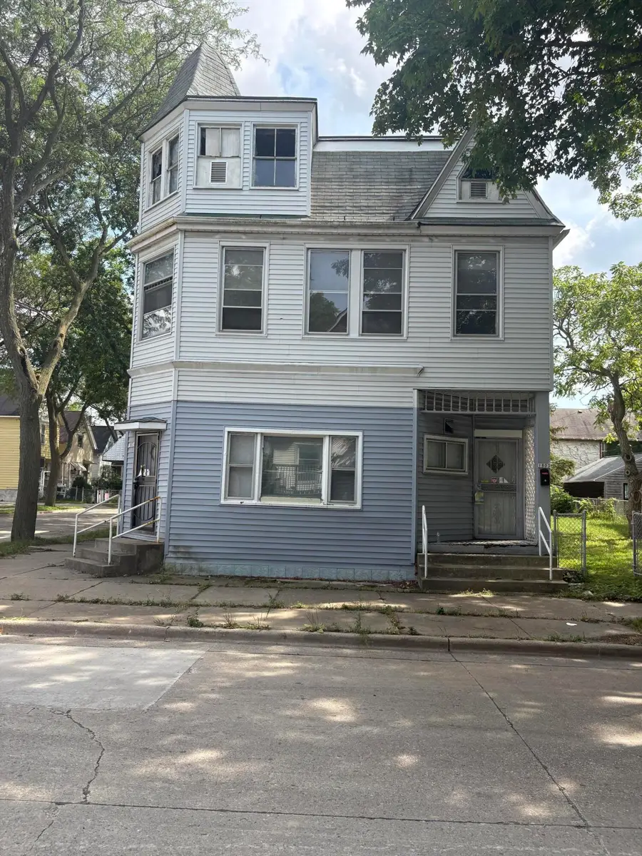 1801 W Meinecke Ave, Milwaukee, WI 53206 - #3