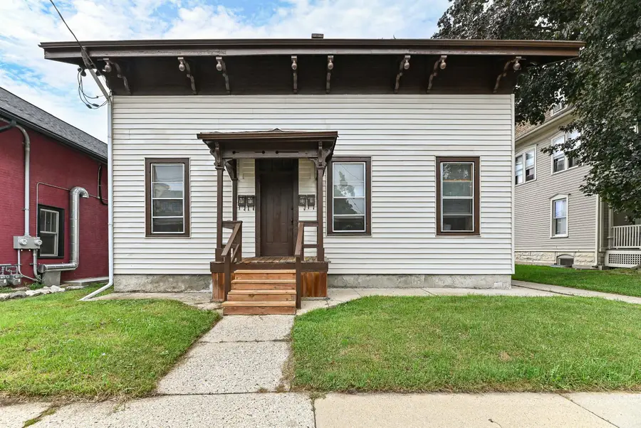 402 Wisconsin Ave, Waukesha, WI 53186 - #2