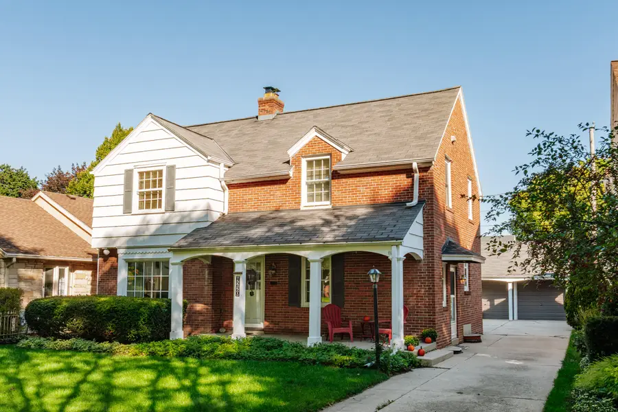 9220 Harding Blvd, Wauwatosa, WI 53226 - #2