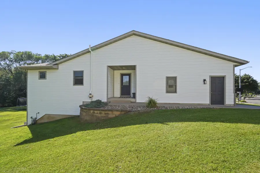 1041 Kristy Ln, Onalaska, WI 54650 - #2
