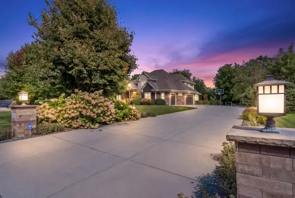 11542 N Creekside Ct, Mequon, WI 53092