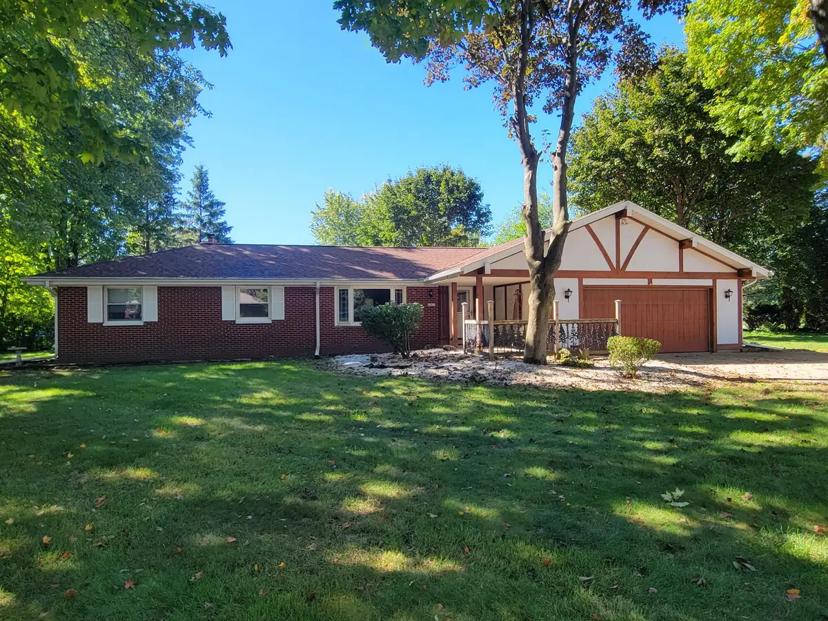 21825 Oakmont Ln, Brookfield, WI 53045 - #1