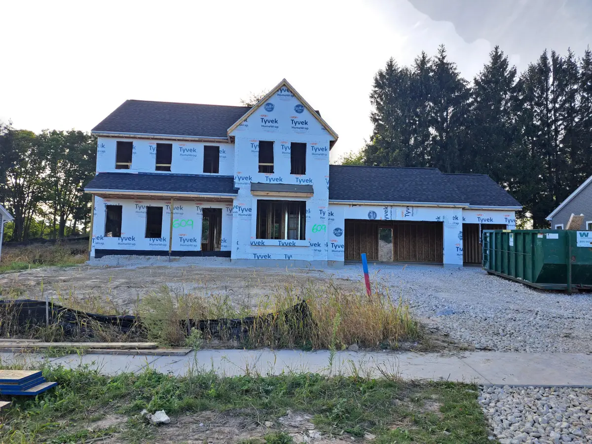609 Hawks Ridge Rd, Grafton, WI 53024 - #1