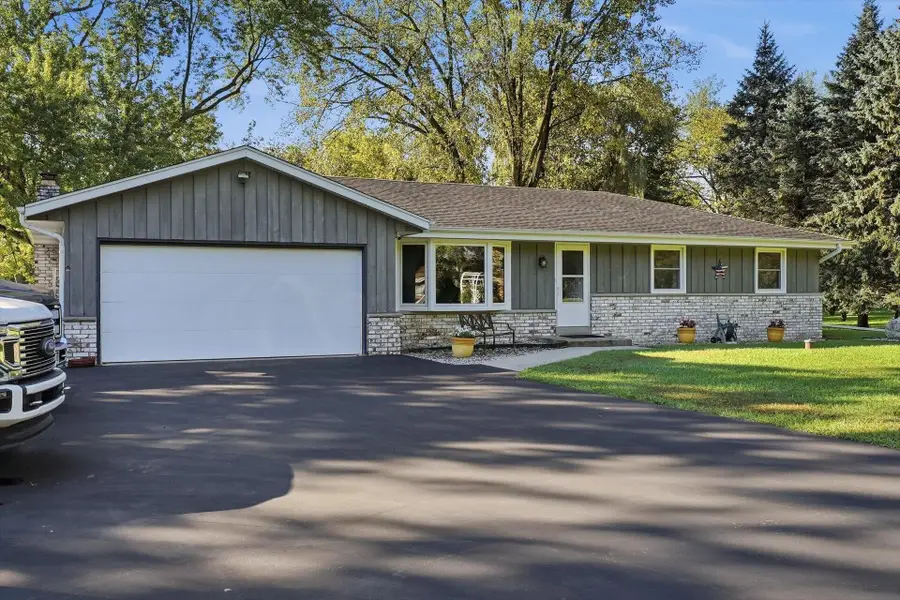 S55W23639 Hickory Ridge Dr, Waukesha, WI 53189 - #2