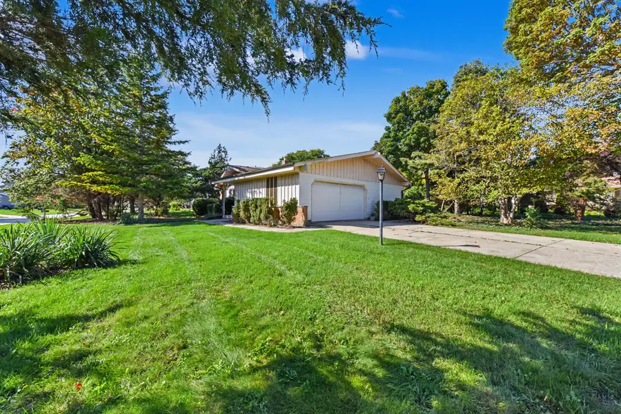14870 W Kingsway Dr, New Berlin, WI 53151 - #3