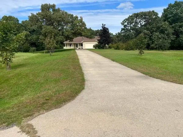 S80W36100 Oak Ridge Dr, Eagle, WI 53119