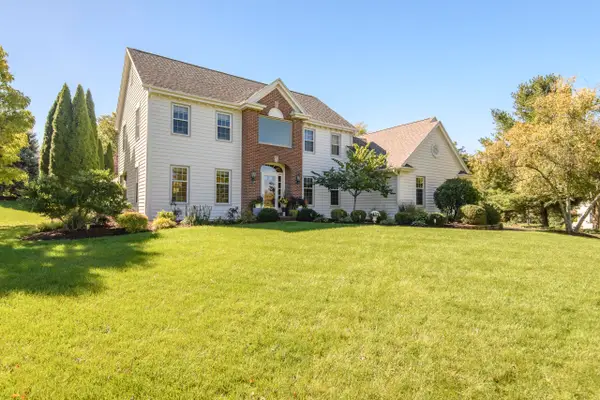 W302N1609 Crooked Creek Ct, Delafield, WI 53072