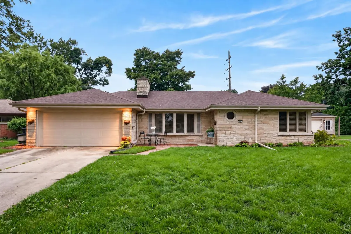 2127 Crestview Ct, Wauwatosa, WI 53226 - #1