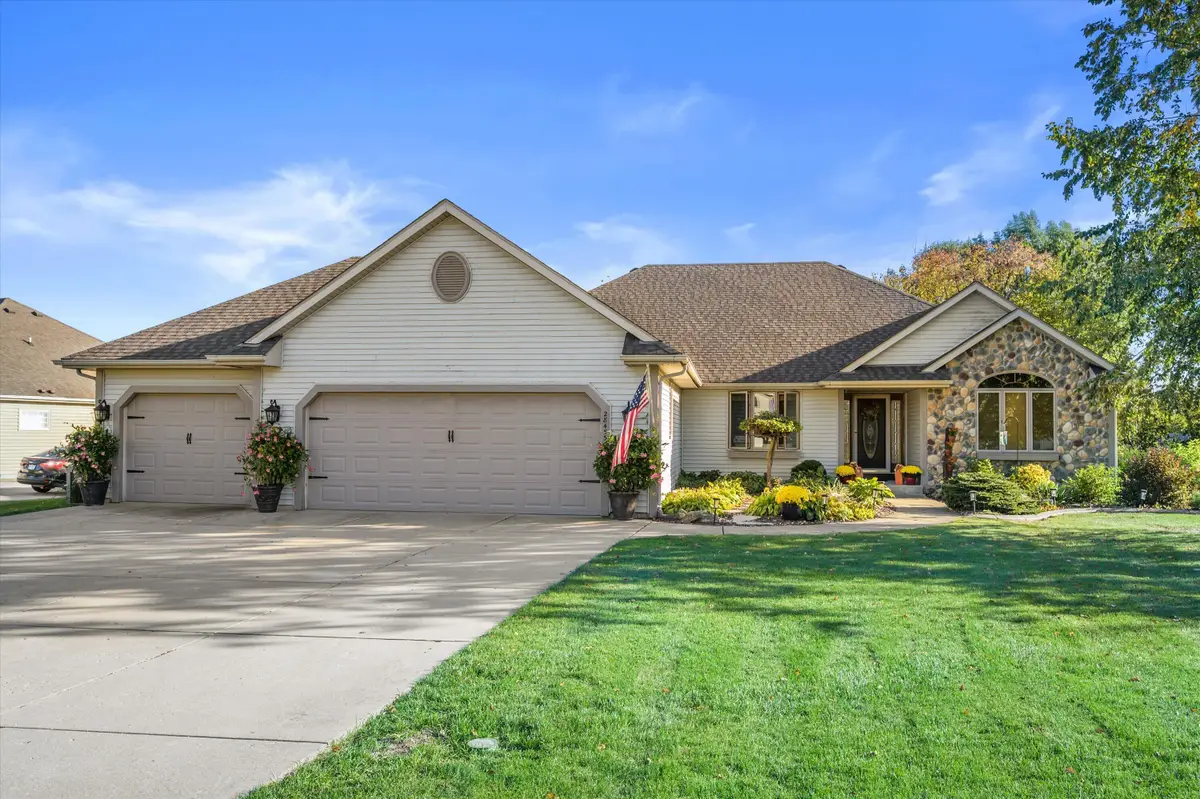 28455 Cobblestone Ct, Waterford, WI 53185 - #1
