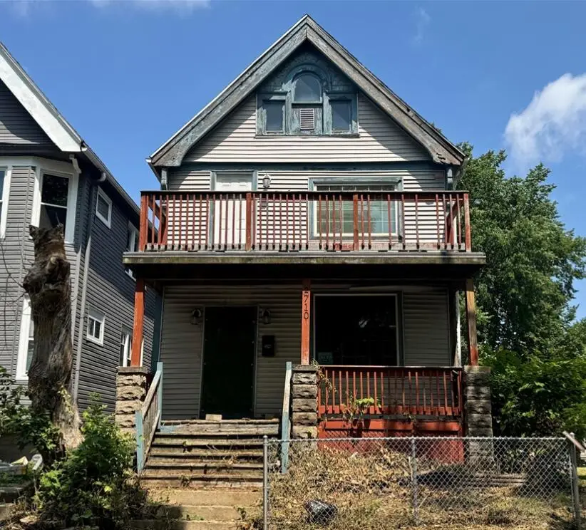 2710 W Garfield Ave W, Milwaukee, WI 53208 - #1