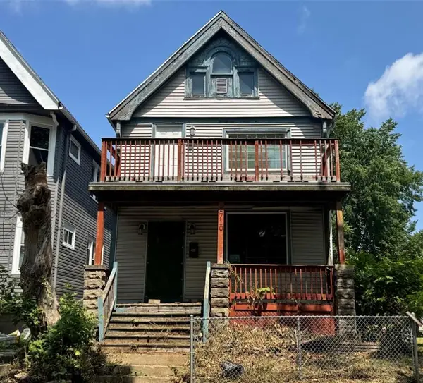 2710 W Garfield Ave W, Milwaukee, WI 53208