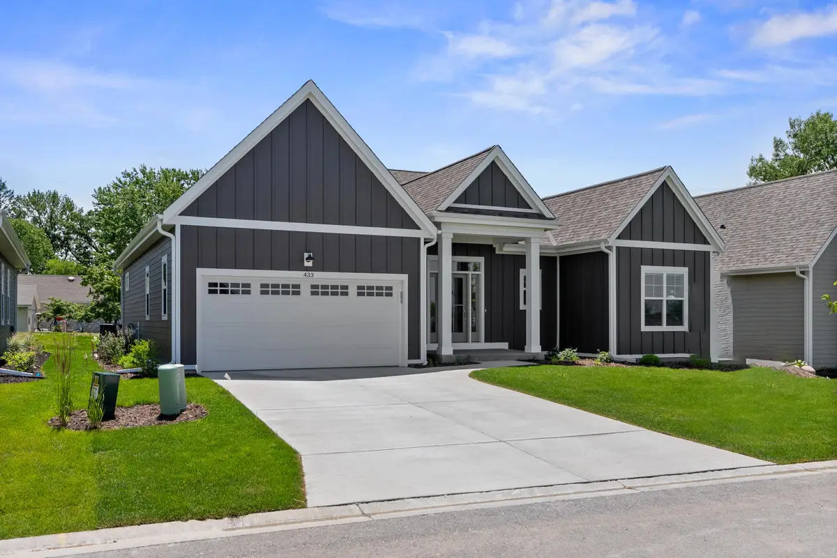 343 Sandy Cir, Pewaukee, WI 53072 - #1