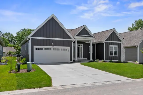 343 Sandy Cir, Pewaukee, WI 53072