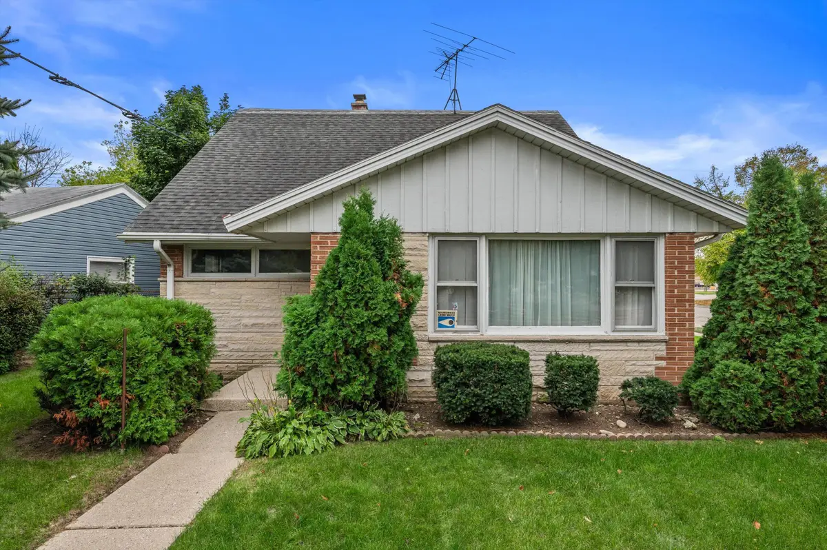 9215 W Swan Cir, Milwaukee, WI 53225 - #1