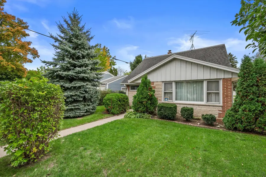 9215 W Swan Cir, Milwaukee, WI 53225 - #2