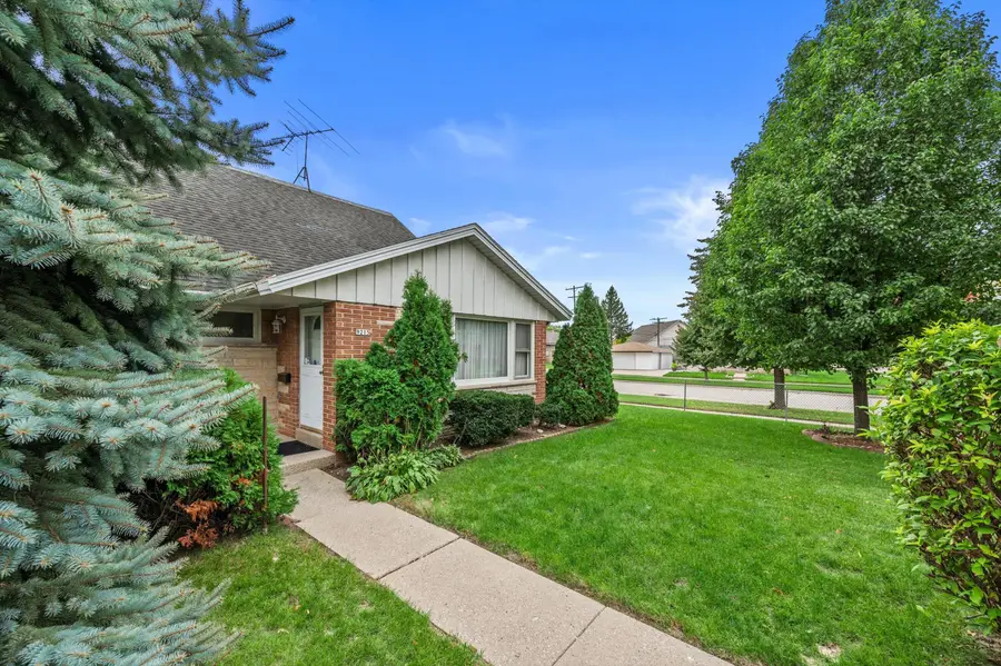 9215 W Swan Cir, Milwaukee, WI 53225 - #3