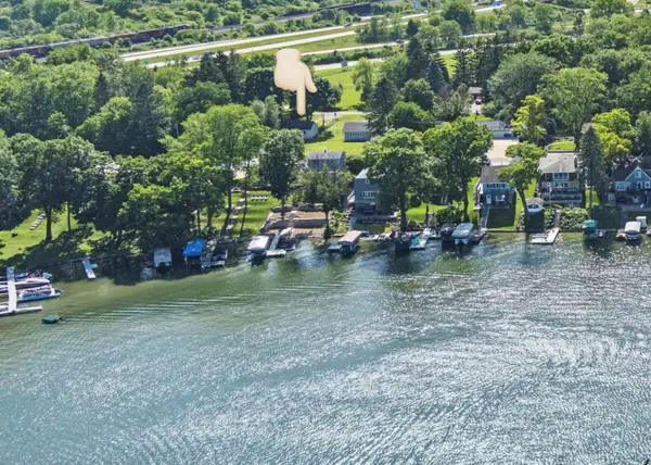 W342N4868 Oak Ln, Oconomowoc, WI 53058