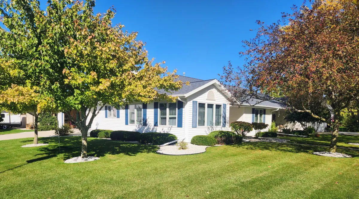 134 Ashland Ct, Sheboygan Falls, WI 53085 - #1