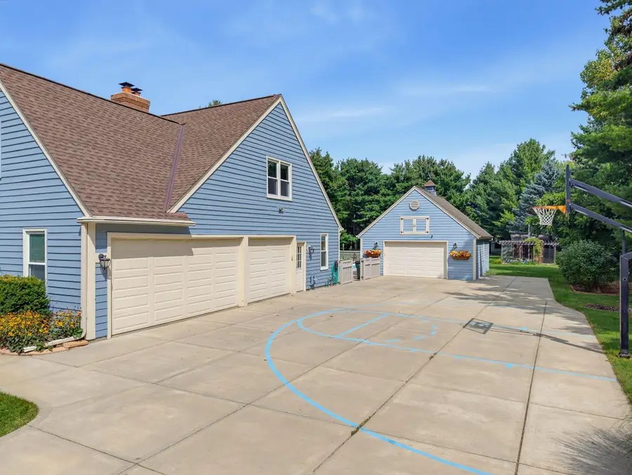 149 Hickory Dr, Delafield, WI 53018 - #3