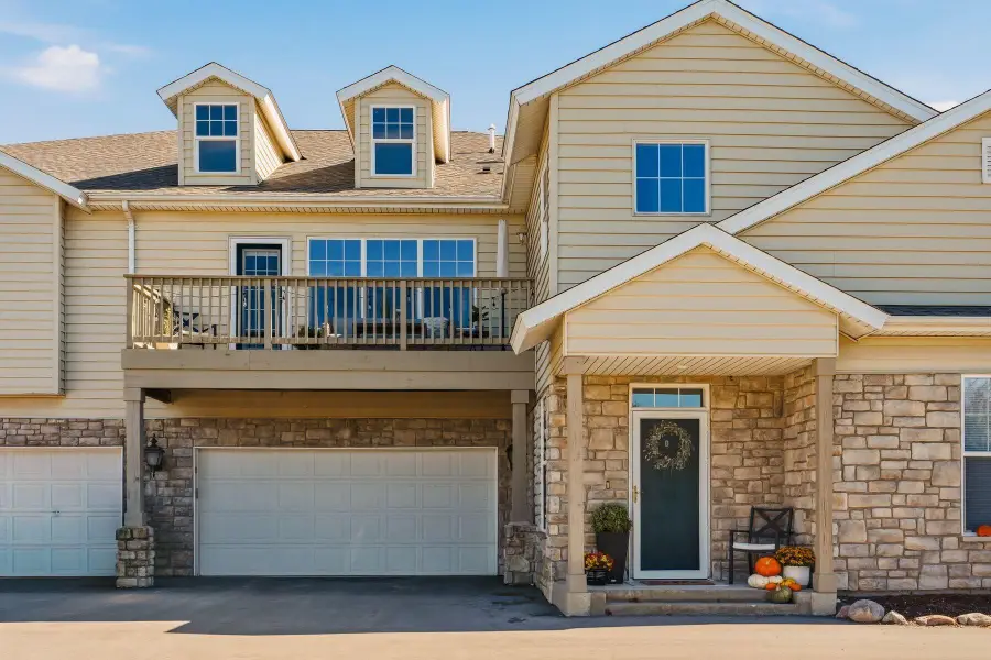 N16W26532 Meadowgrass Cir, Pewaukee, WI 53072 - #2