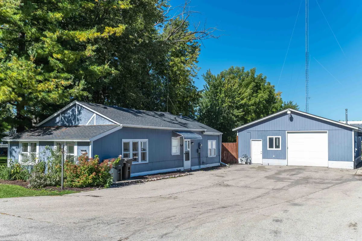 816 Armour Rd, Oconomowoc, WI 53066 - #1
