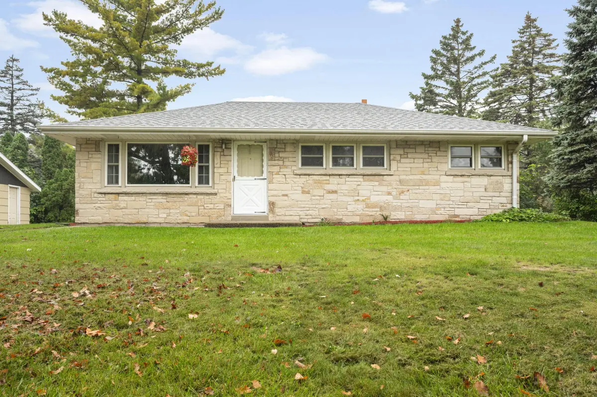 725 S Bobolink Dr, Brookfield, WI 53005 - #1
