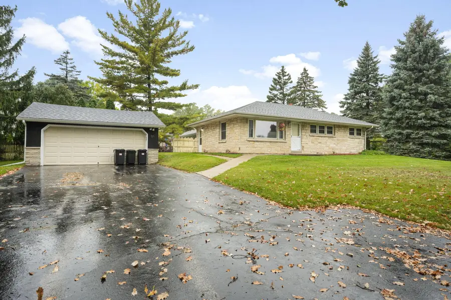 725 S Bobolink Dr, Brookfield, WI 53005 - #2