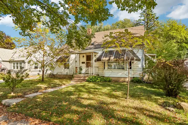 715 Elizabeth St, Oconomowoc, WI 53066
