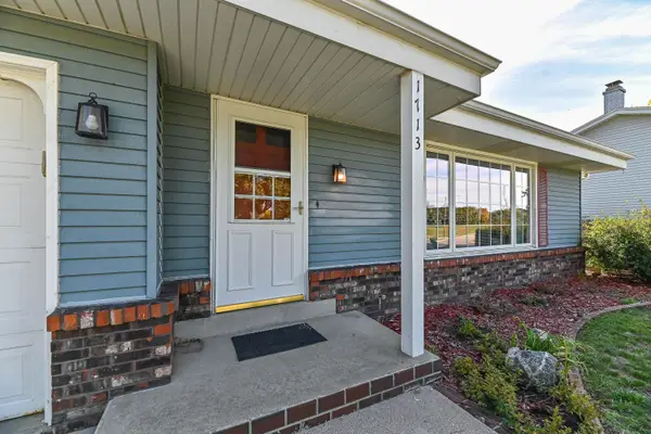 1713 Fox River Pkwy, Waukesha, WI 53189
