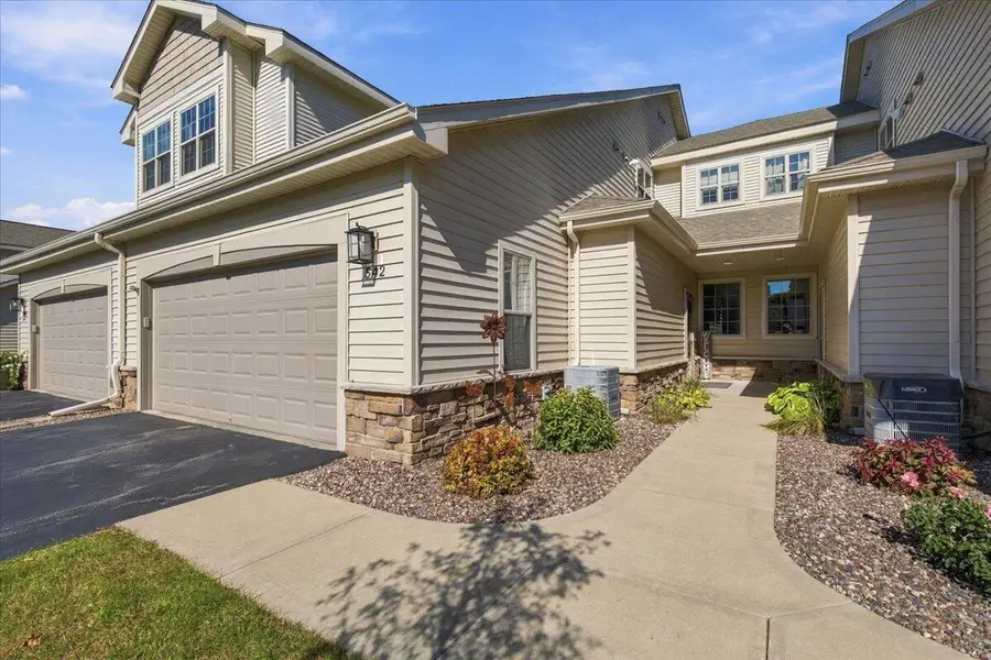 542 Cedar Bluffs Way, Slinger, WI 53086 - #2