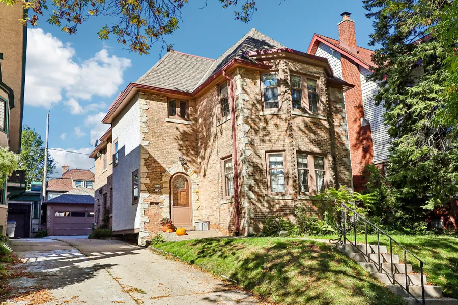 3247 N Summit Ave, Milwaukee, WI 53211 - #2