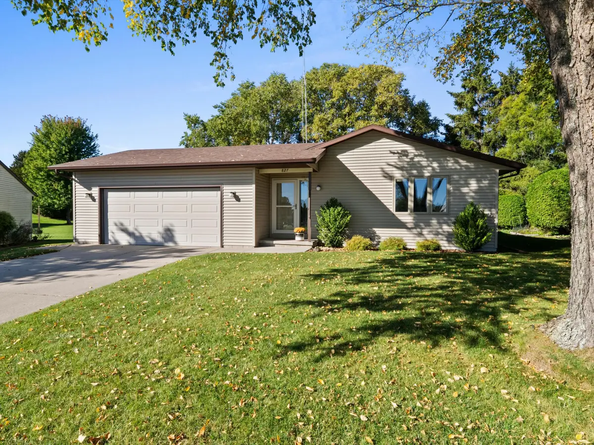 827 Nicholas Ct, Manitowoc, WI 54220 - #1