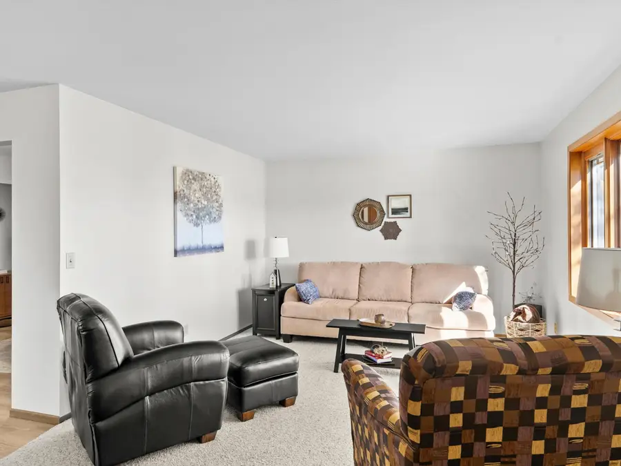 827 Nicholas Ct, Manitowoc, WI 54220 - #3