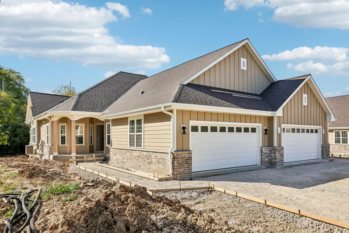 6777 S Prairiewood Ln, Franklin, WI 53132 - #1
