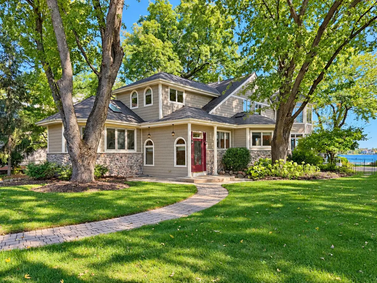 428 S Golden Lake Ln, Summit, WI 53066 - #1